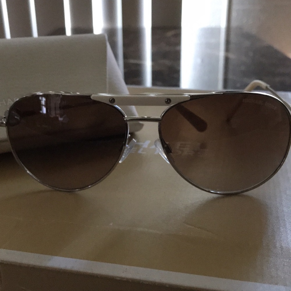 Vintage 90’s Michael Kors aviator sunglasses with original case - Picture 12 of 16